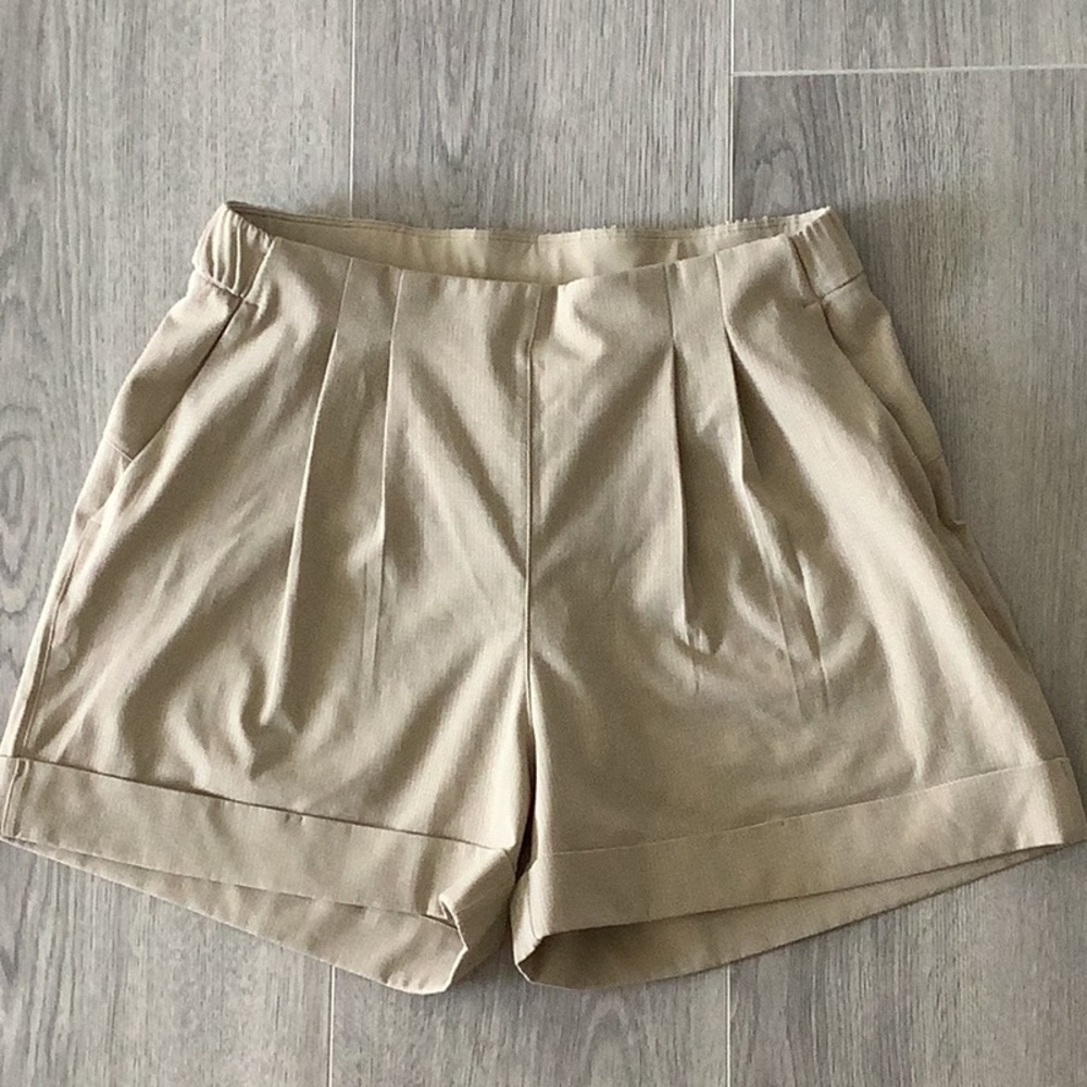 Lululemon women’s short in size 4. Hits at mid thigh|At waist|pleated flat front
